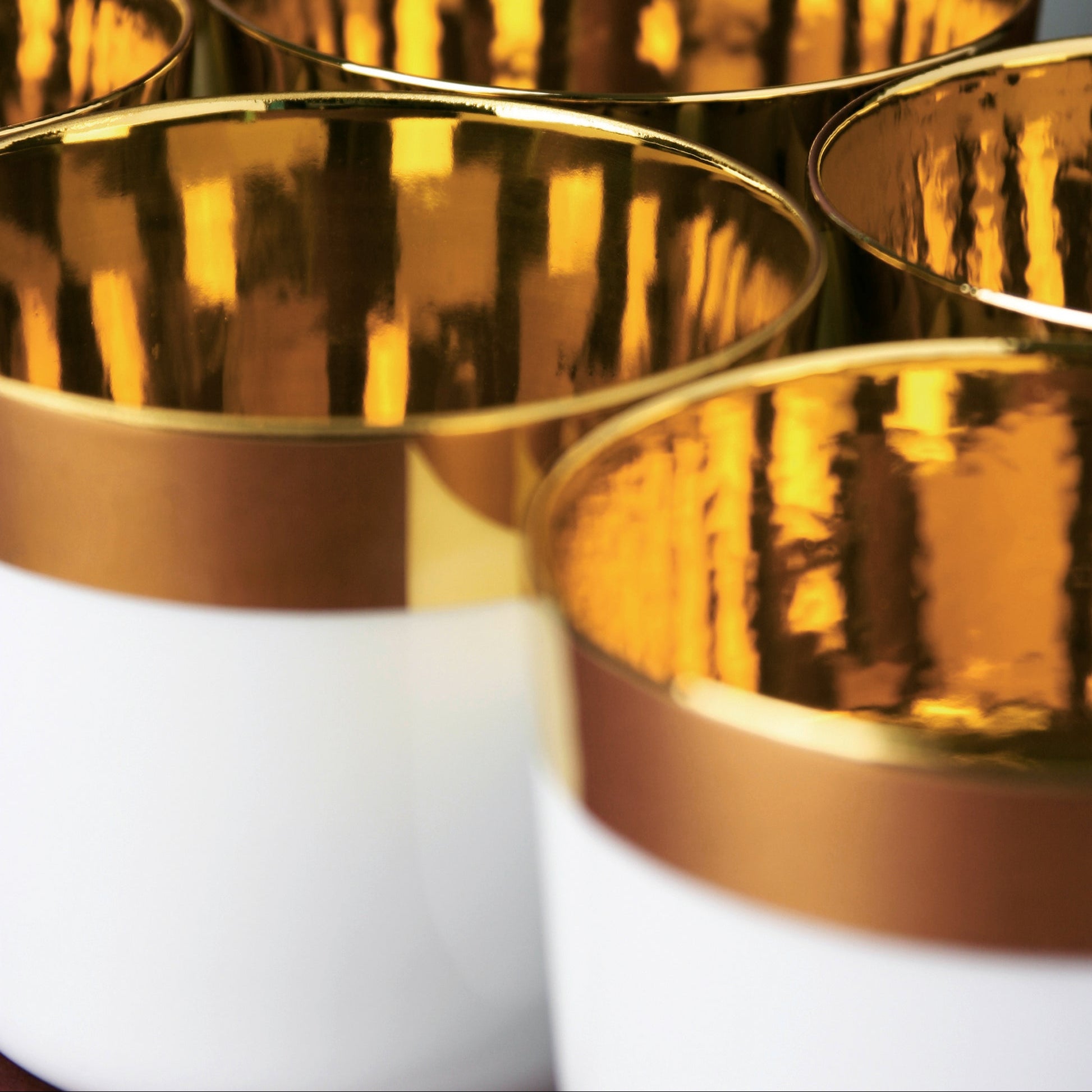 كأس الشمبانيا الأبيض، وسادة