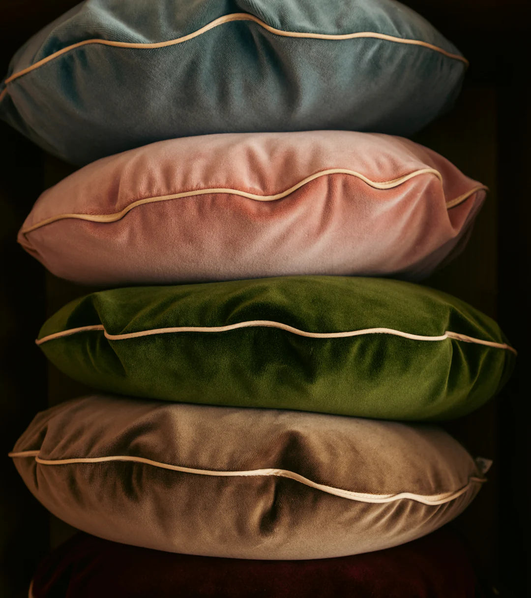 وسادة بومبولوني المستديرة من المخمل الوردي