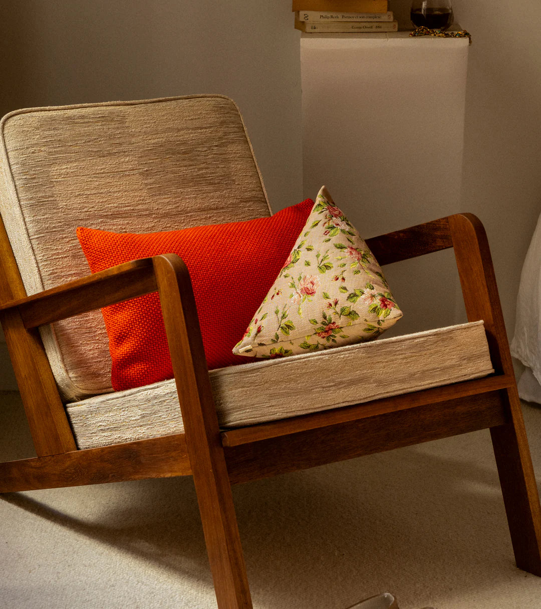 وسادة هرمية ديفينو من قماش ماري أنطوانيت المزخرف بالأزهار