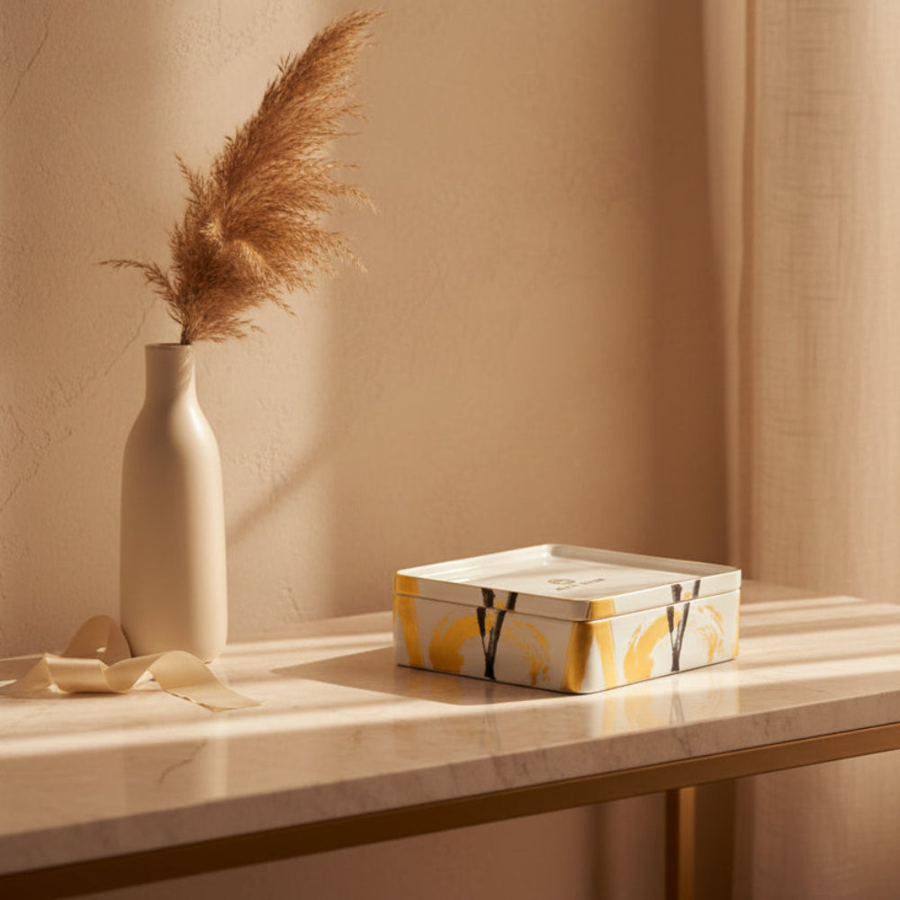 علبة شوكولاتة سومي إيلا الذهبية، ٢٤ سم، مع جلد، المملكة المتحدة