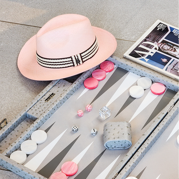 طاولة الزهر متوسطة الحجم من نعامة رمادية