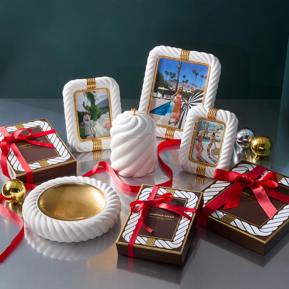 إطار صورة من الخزف من جنيف مع لمسات ذهبية