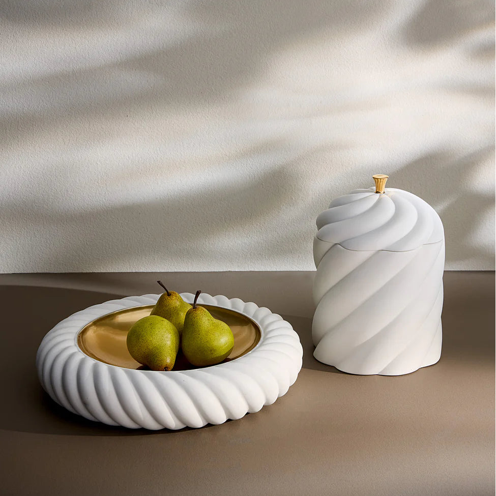 صندوق زخرفي من البورسلين من جنيف مع مقبض ذهبي