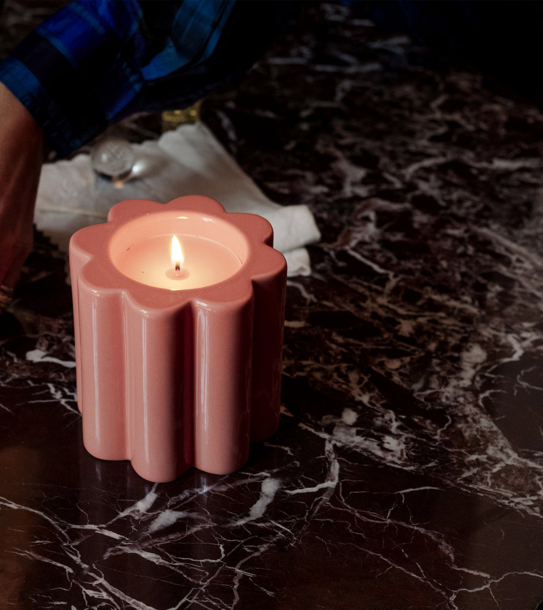 شمعة كانديلا برائحة شجرة التين في وعاء خزفي وردي فاتح