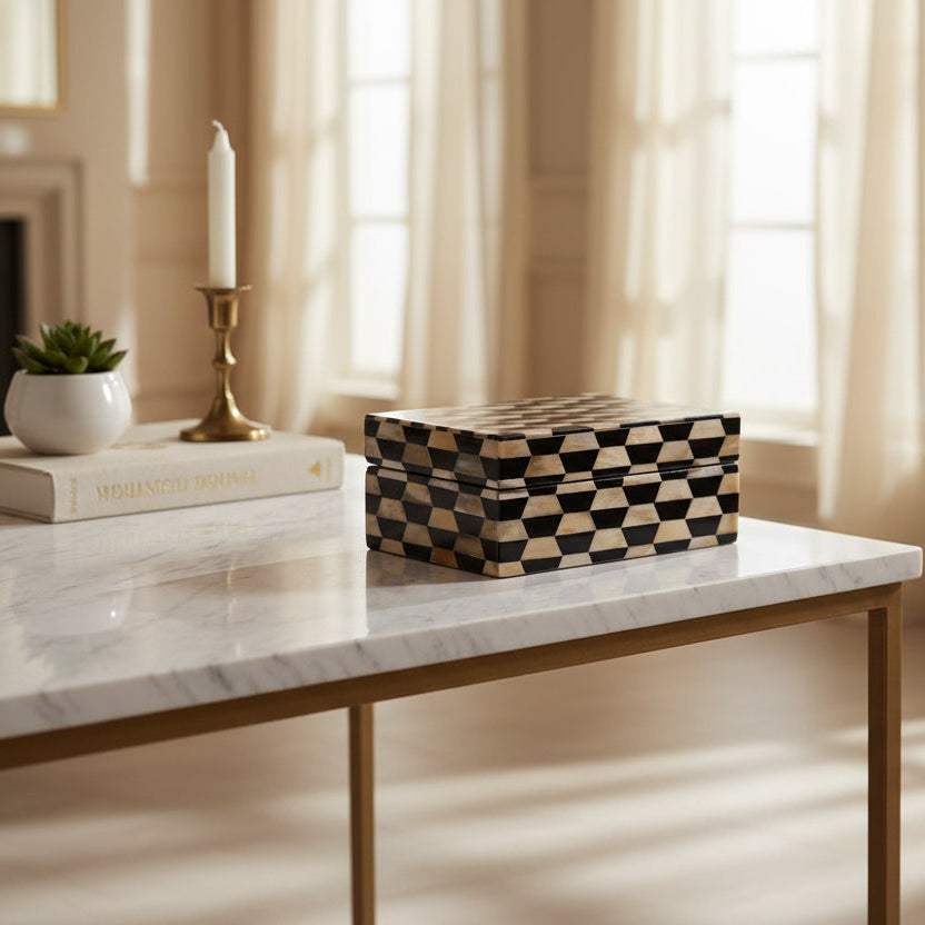 صندوق خشبي فاخر مع تفاصيل القرن