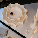 صينية تغيير حفاضات صغيرة من السيراميك باللون الأبيض الكريمي من تاسكا