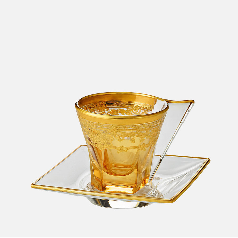 كوب شاي وصحن بألوان فيوجن