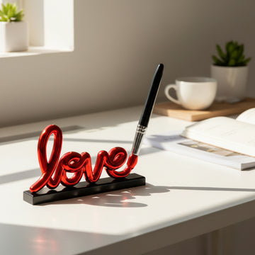 تمثال علامة الحب باللون الأحمر 