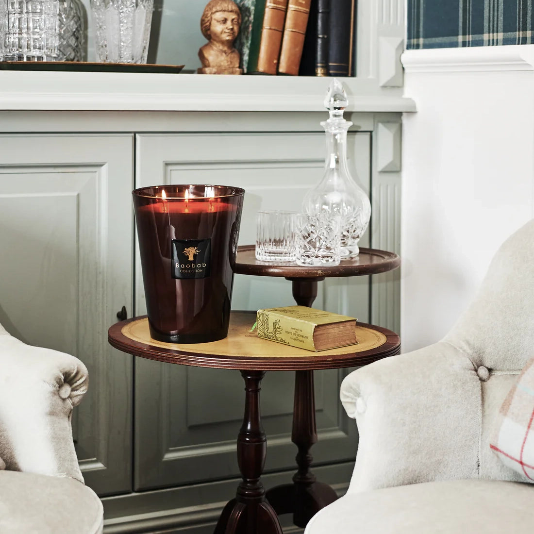 Baobab Collection Encre De Chine 5-wick scented candle in mouth-blown glass, 3kg, styled in a room setting 3